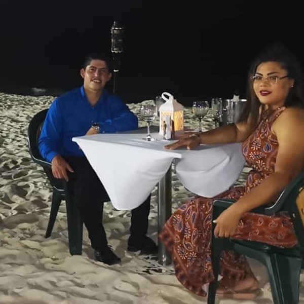 Pareja disfrutando de su Cena Romántica en San Andrés Islas Colombia