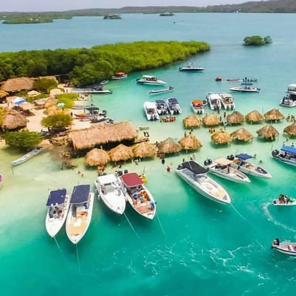 Islas del Rosario VIP experiencia en cinco Islas en lancha deportiva Cartagena Colombia
