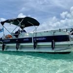 Pontón Sun Tracker en San Andrés Isla Colombia