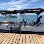 Pontón Sun Tracker en las playas de San Andrés Colombia