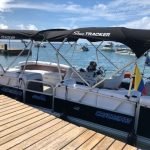 Pontón Sun Tracker en las playas de San Andrés Islas
